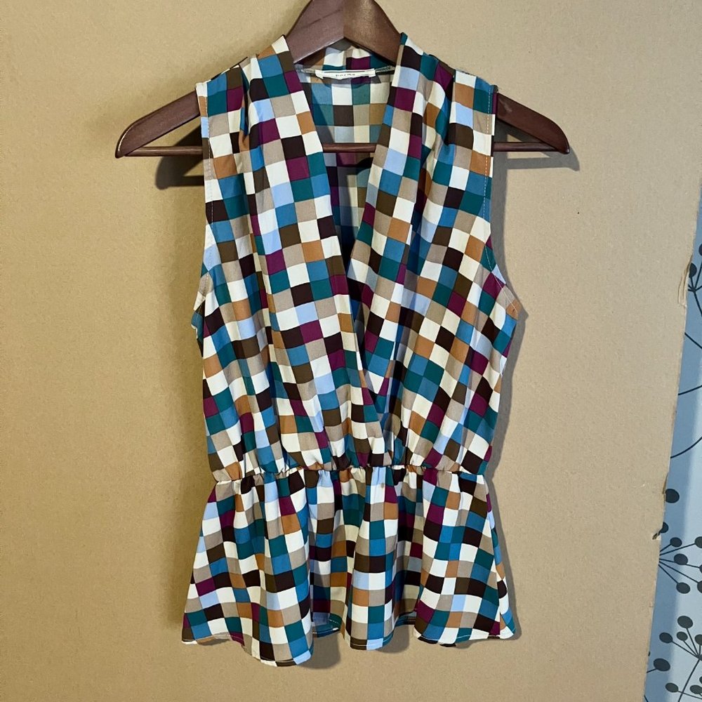 Poema Size Small Sleeveless Geometric Print Top in Fall Colors.